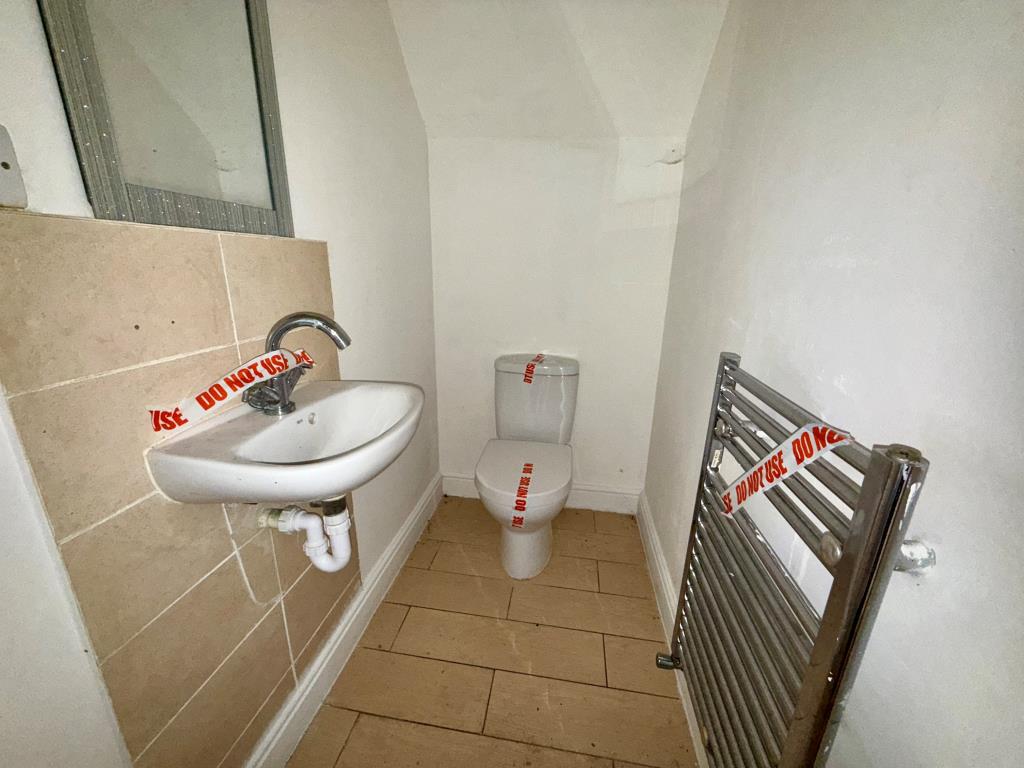 Lot: 57 - THREE-BEDROOM TERRACE HOUSE - Downstairs W.C.